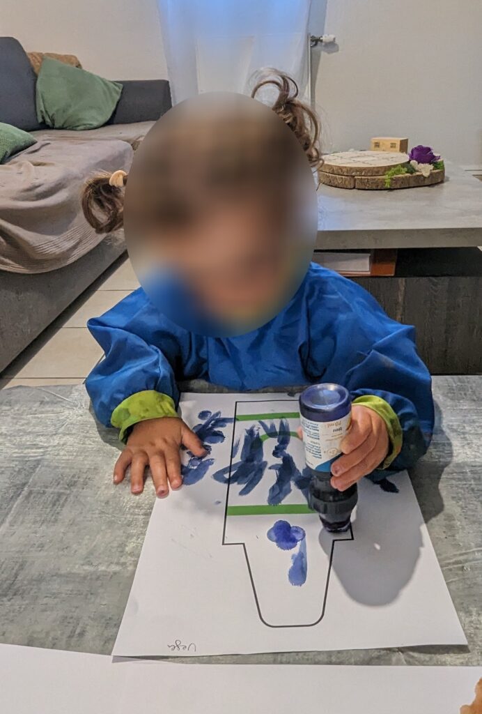 des enfants chez leur assistante maternelle qui font de la peinture