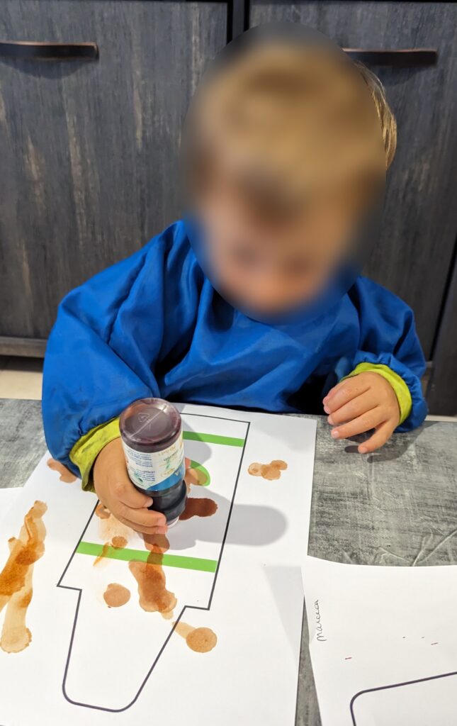 des enfants chez leur assistante maternelle qui font de la peinture