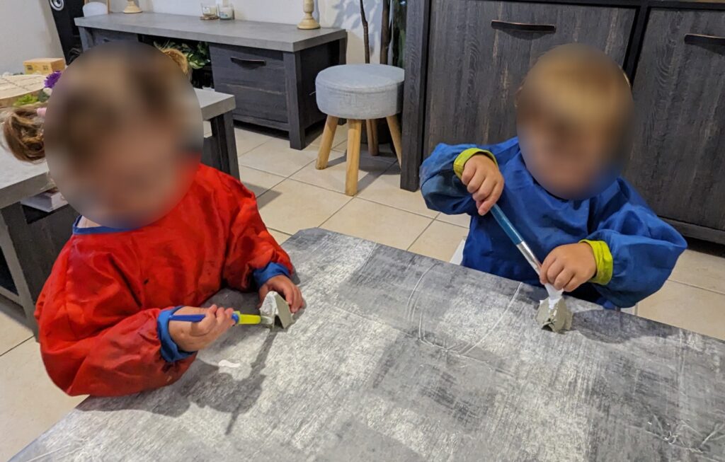 Des enfants chez l'assistante maternelle qui font de la peinture