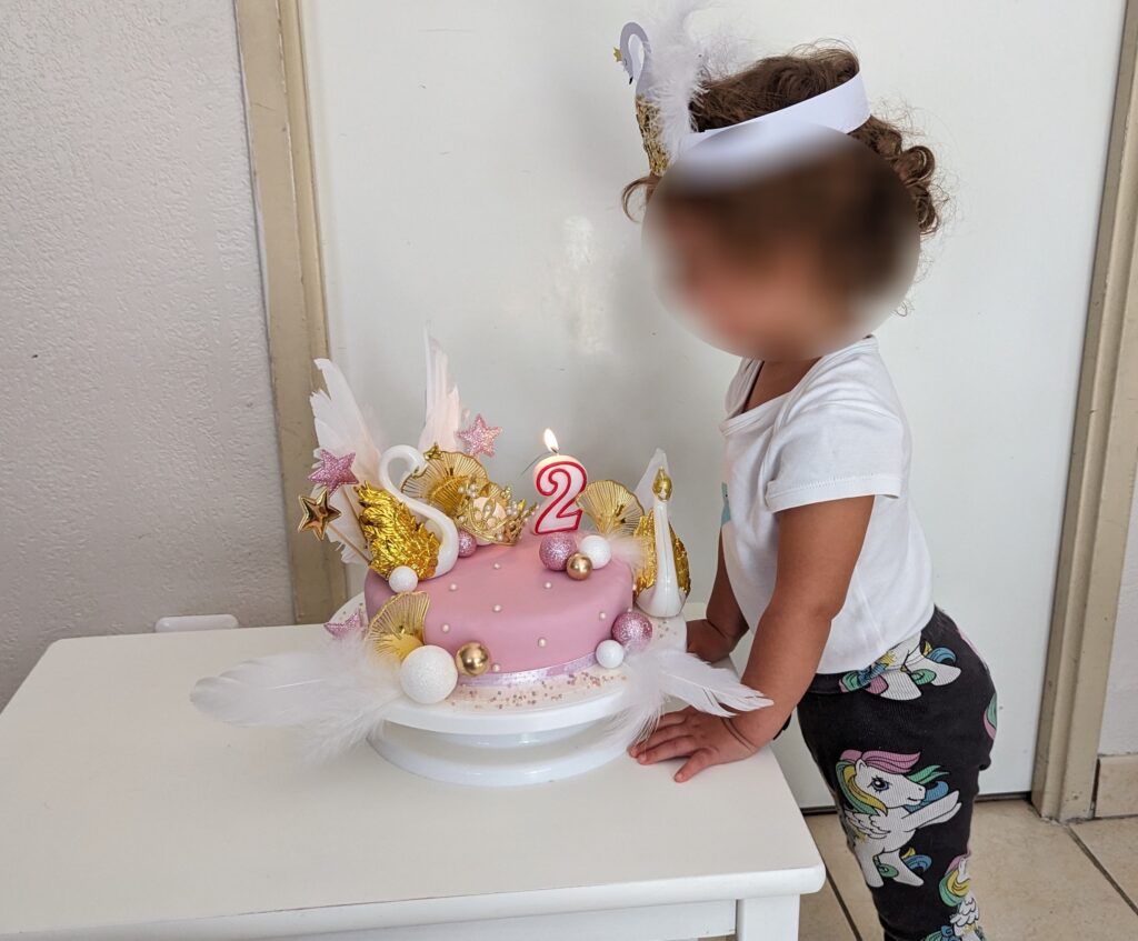 enfant chez assistante maternelle qui souffle sa bougie d'anniversaire