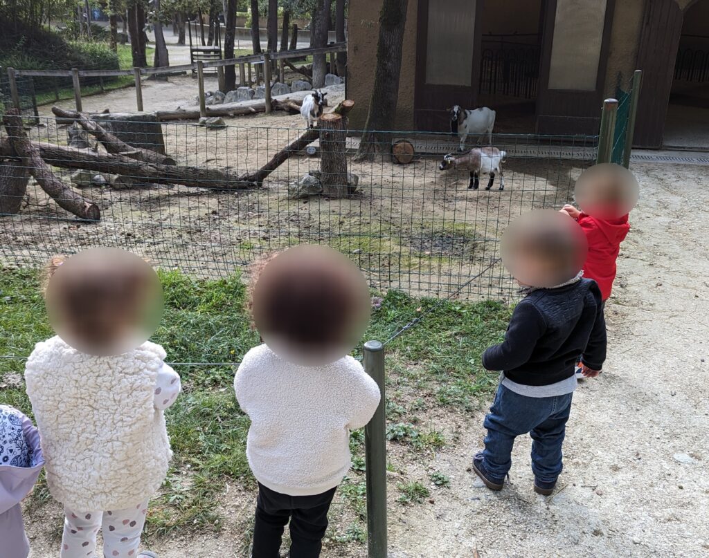 enfants au zoo avec nounou