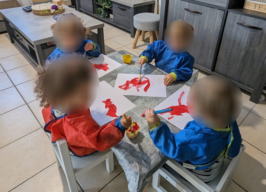 peinture rouge chez assistante maternelle