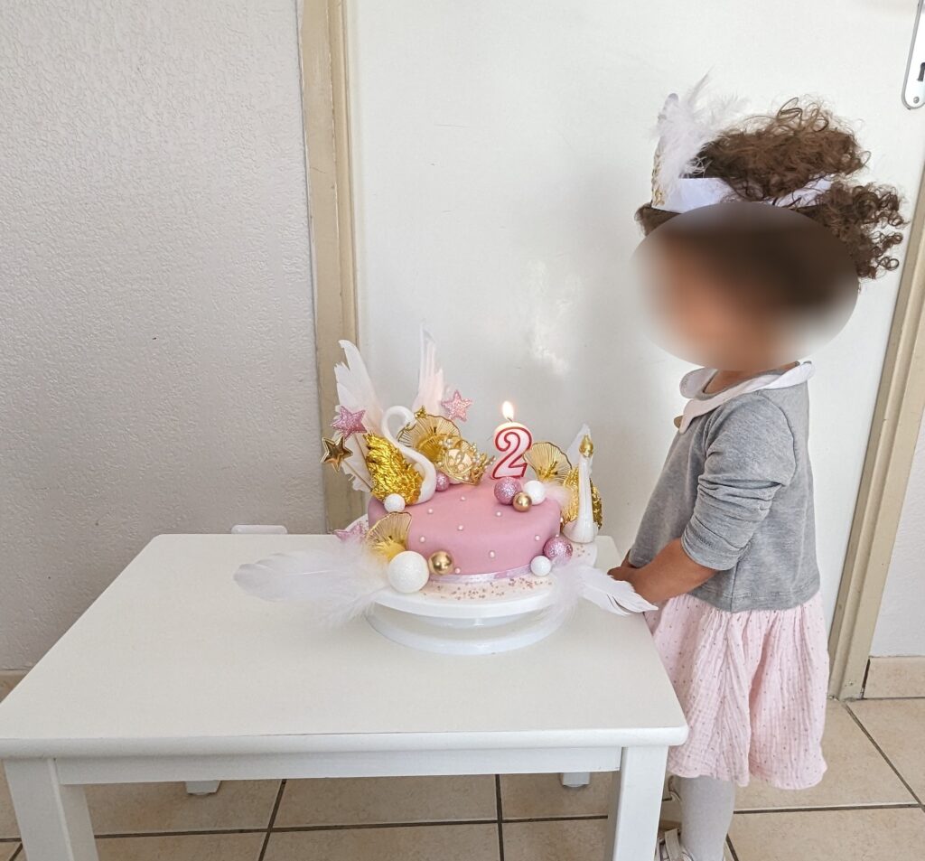 enfant chez assistante maternelle qui souffle sa bougie d'anniversaire