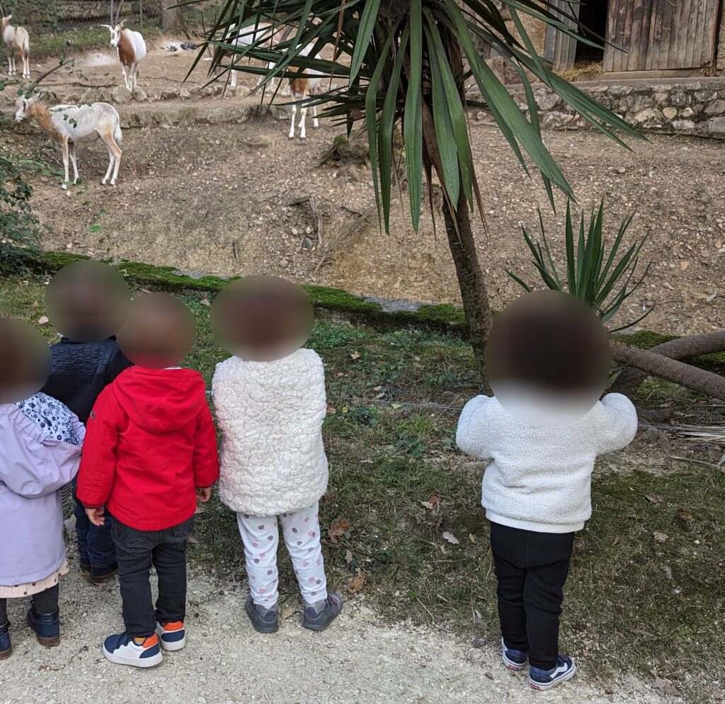 enfants au zoo avec nounou