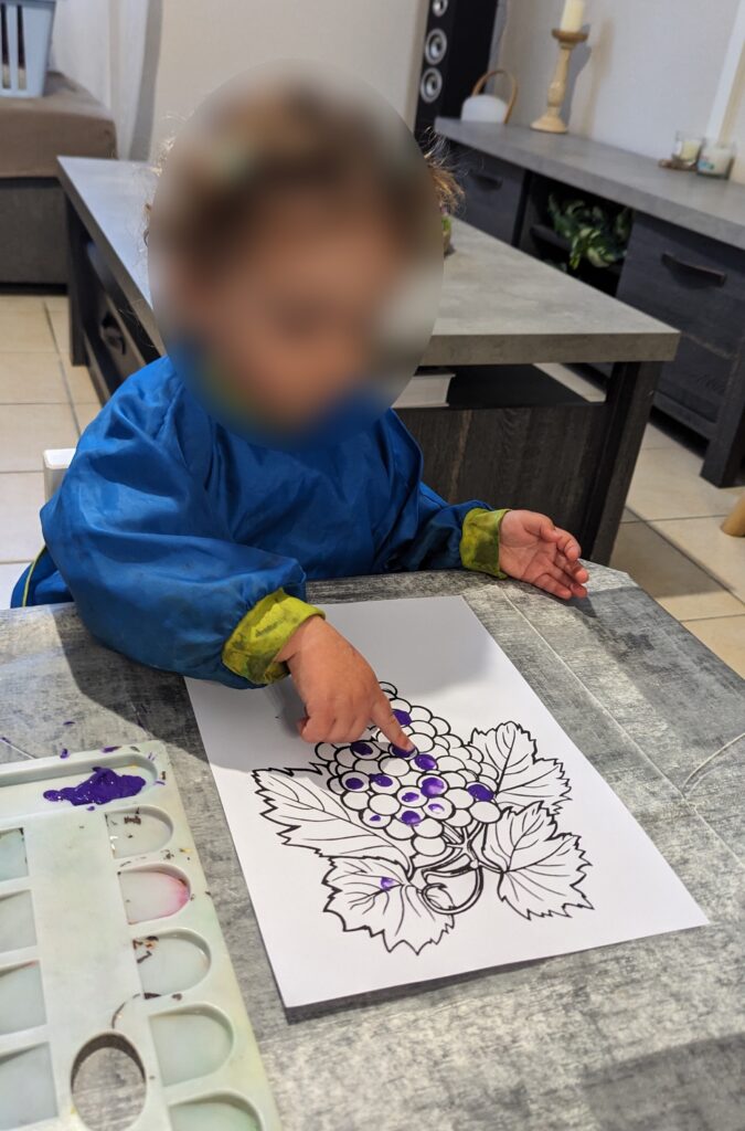 peinture avec le doigt chez l'assitante maternelle