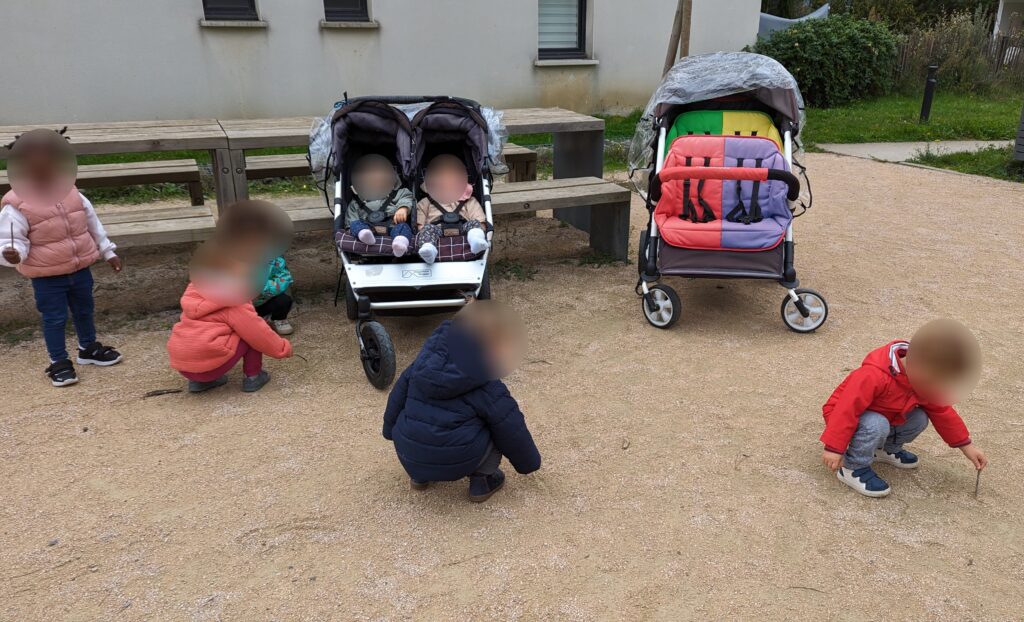 enfants promenade nounou