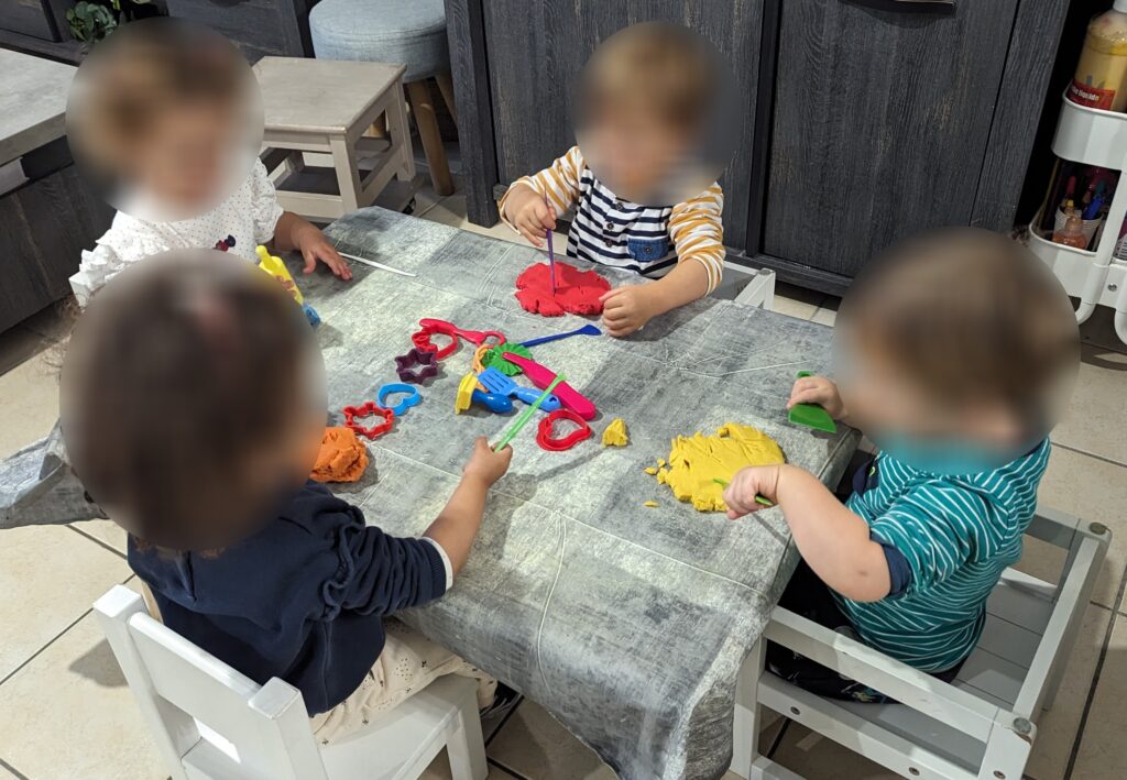 pâte à modeler chez assistante maternelle