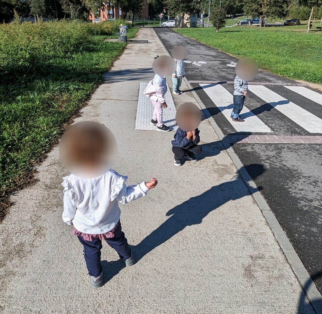 enfant promenade assistante maternelle