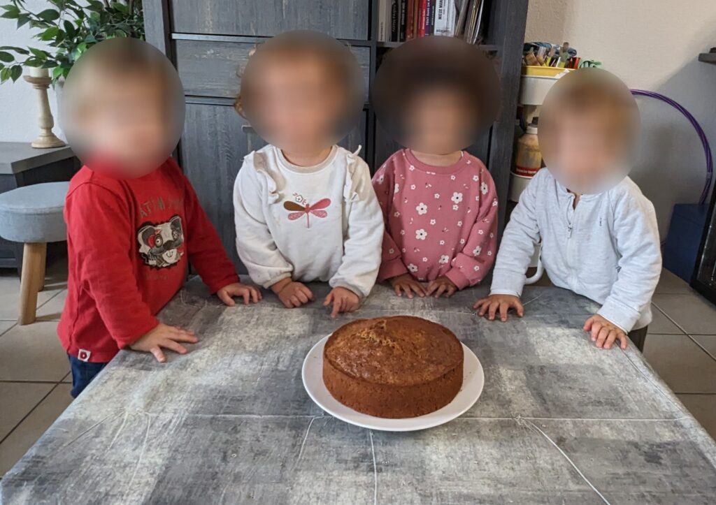 assistante maternelle et gâteau