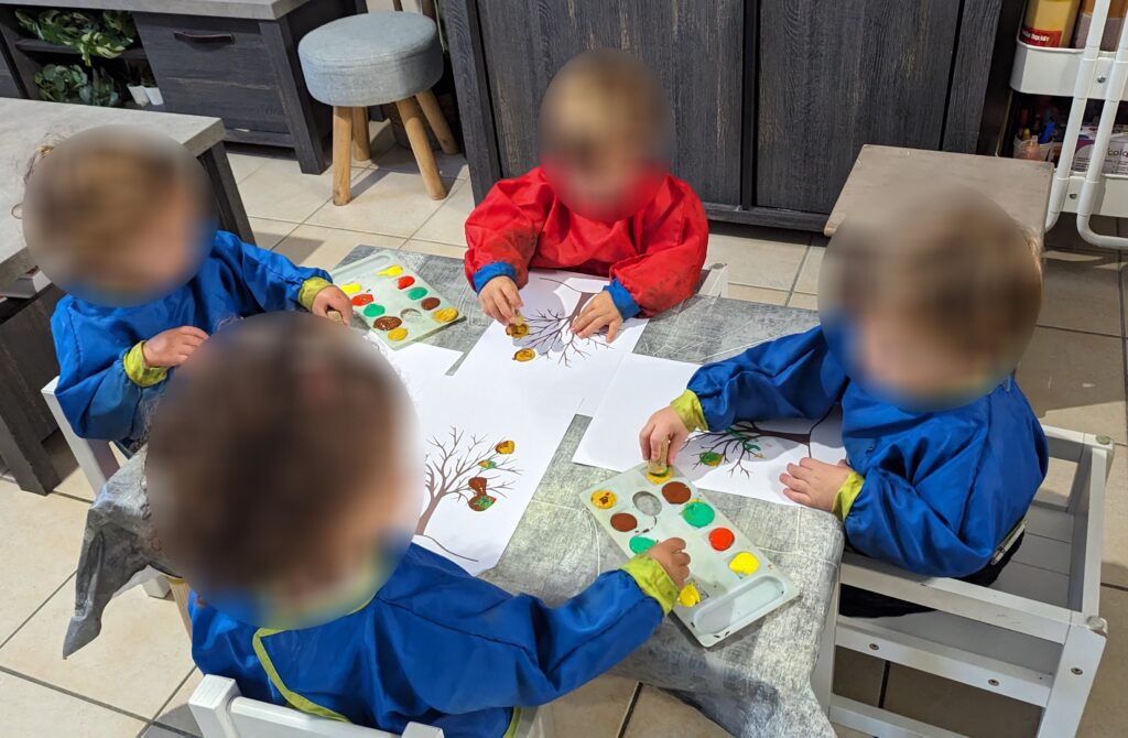 assistante maternelle et peinture au bouchon