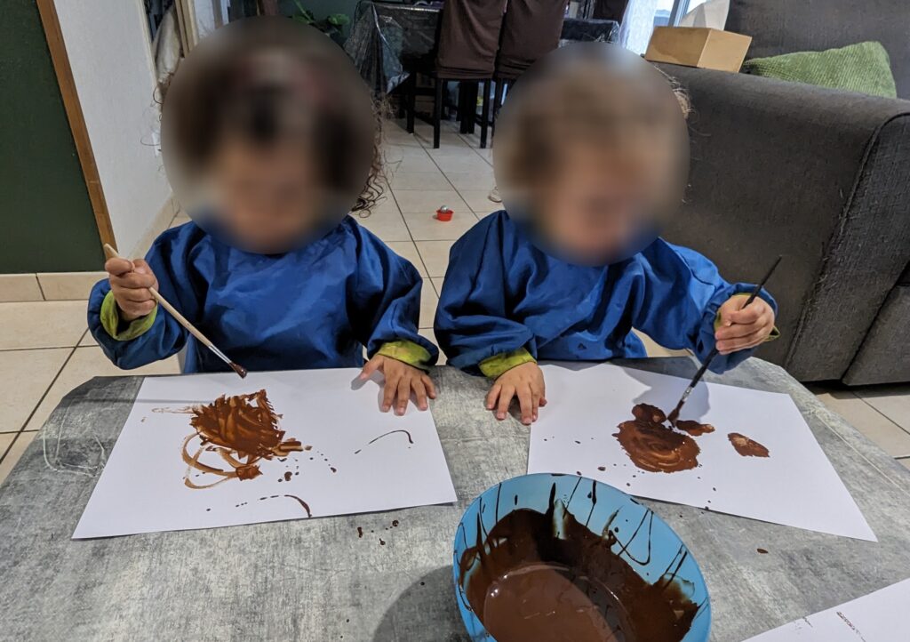 assistante maternelle peinture au chocolat