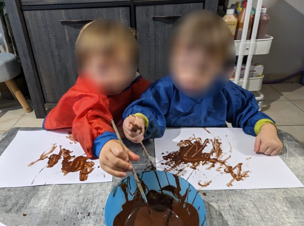 assistante maternelle peinture au chocolat