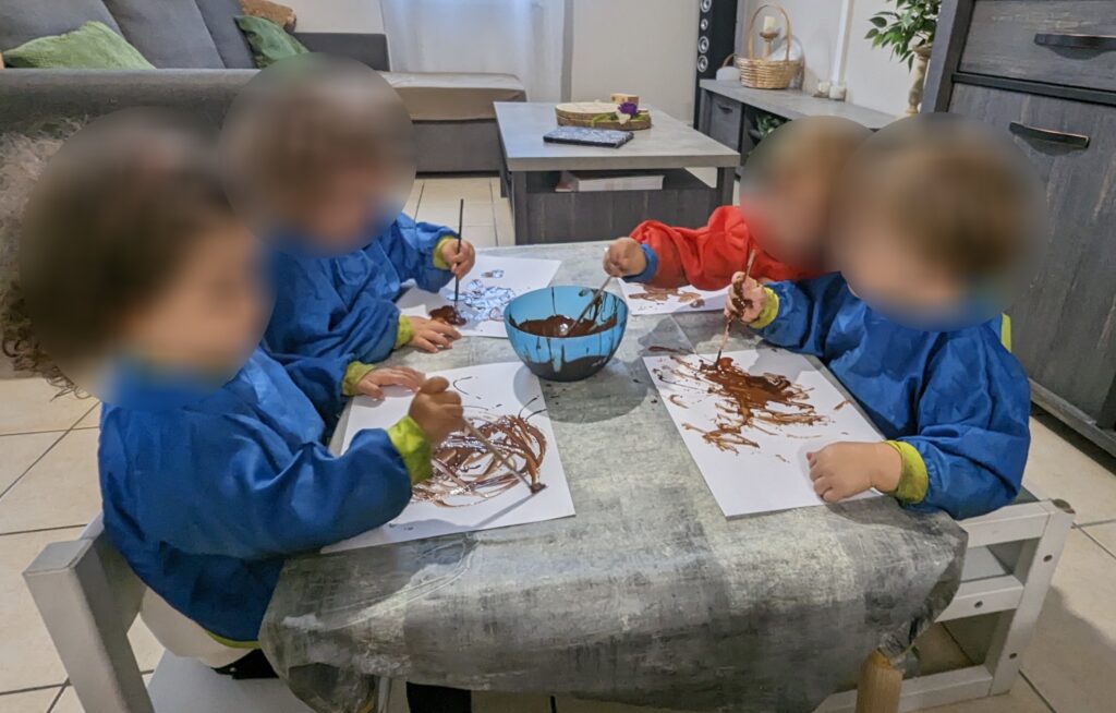 assistante maternelle peinture au chocolat