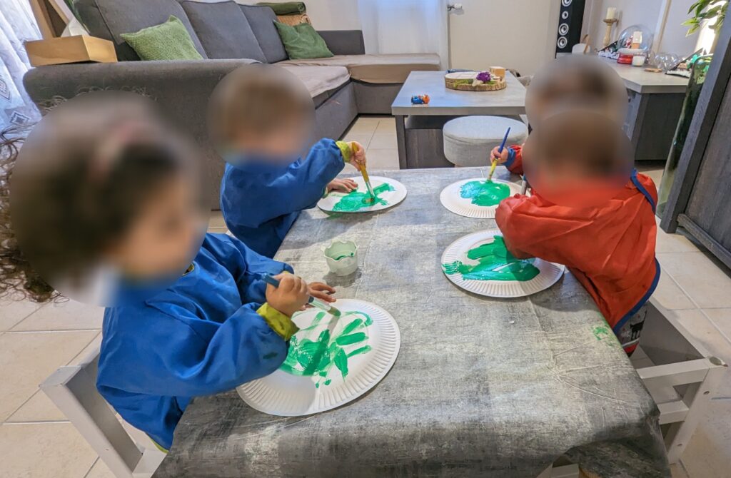 assistante maternelle peinture