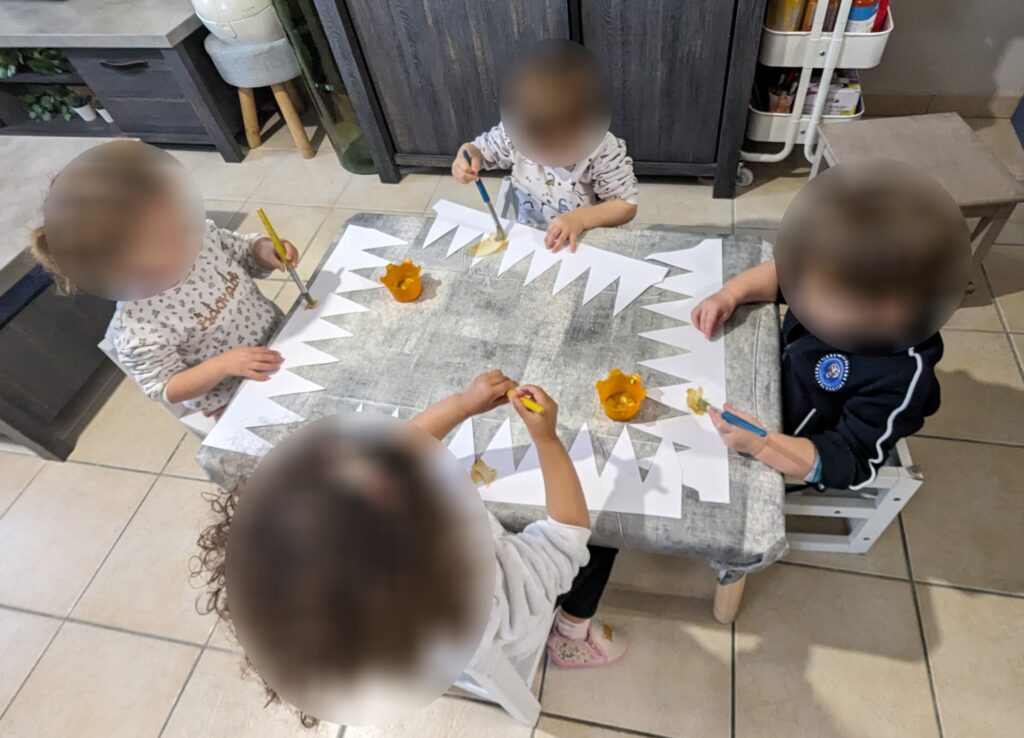 peinture couronne chez assistante maternelle colomiers