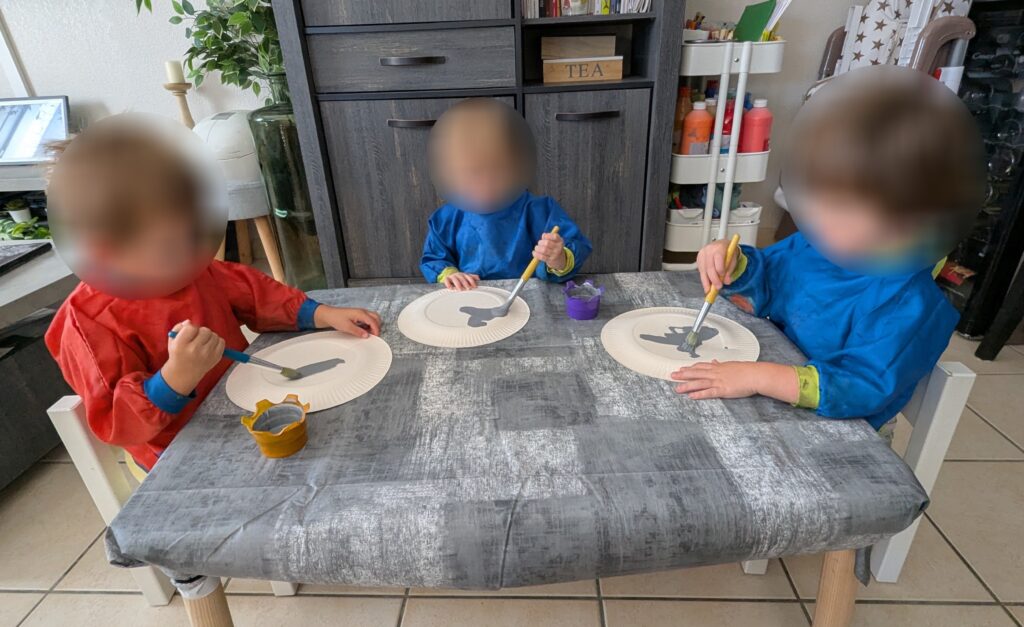 assistante maternelle colomiers enfants qui font de la peinture