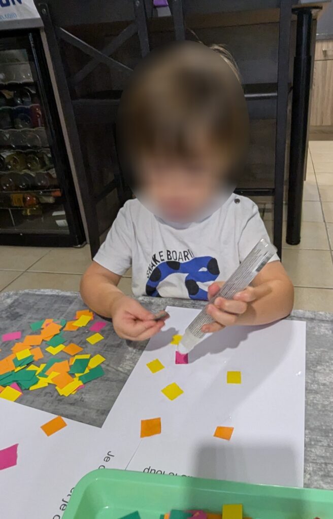 assistante maternelle colomiers collage