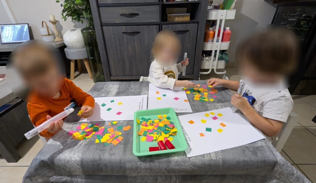 assistante maternelle colomiers enfants qui collent