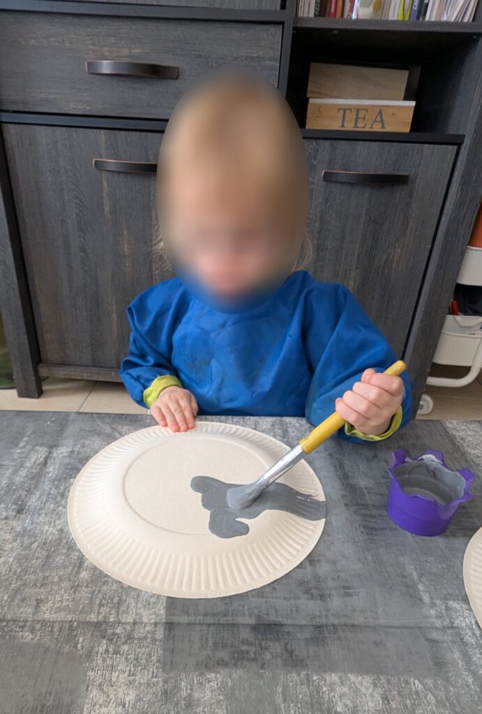 assistante maternelle colomiers peinture assiette