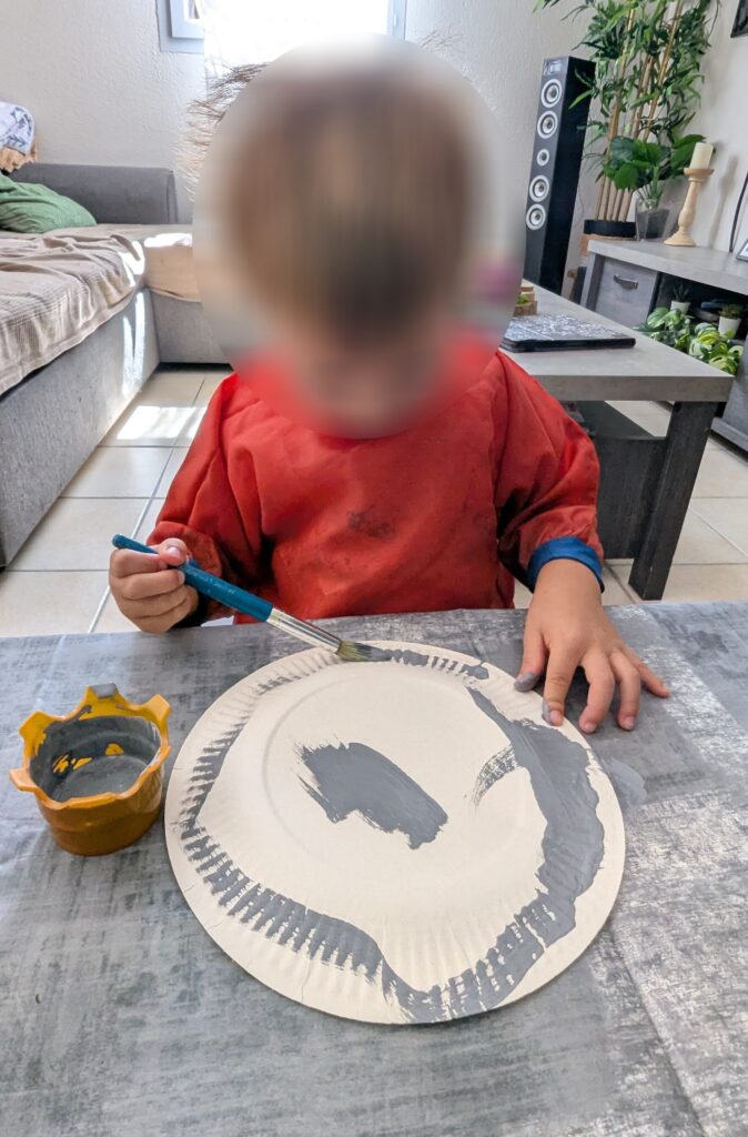 assistante maternelle colomiers peinture assiette