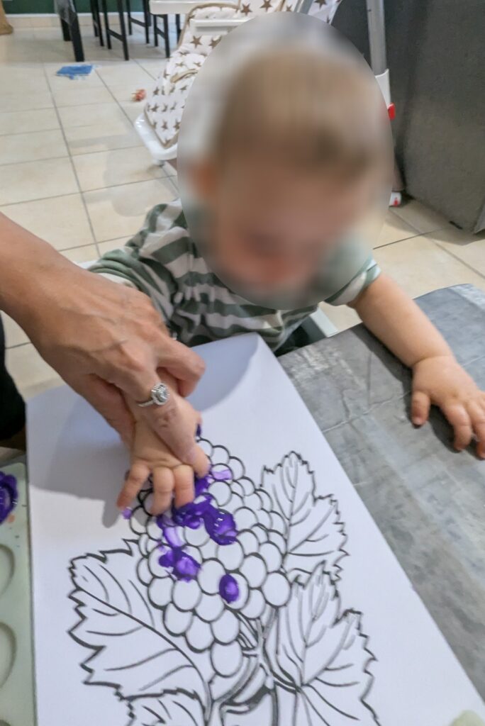 assistante maternelle colomiers peinture doigt raisin