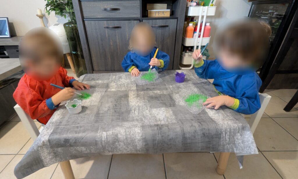 assistante maternelle colomiers peinture papier bulle