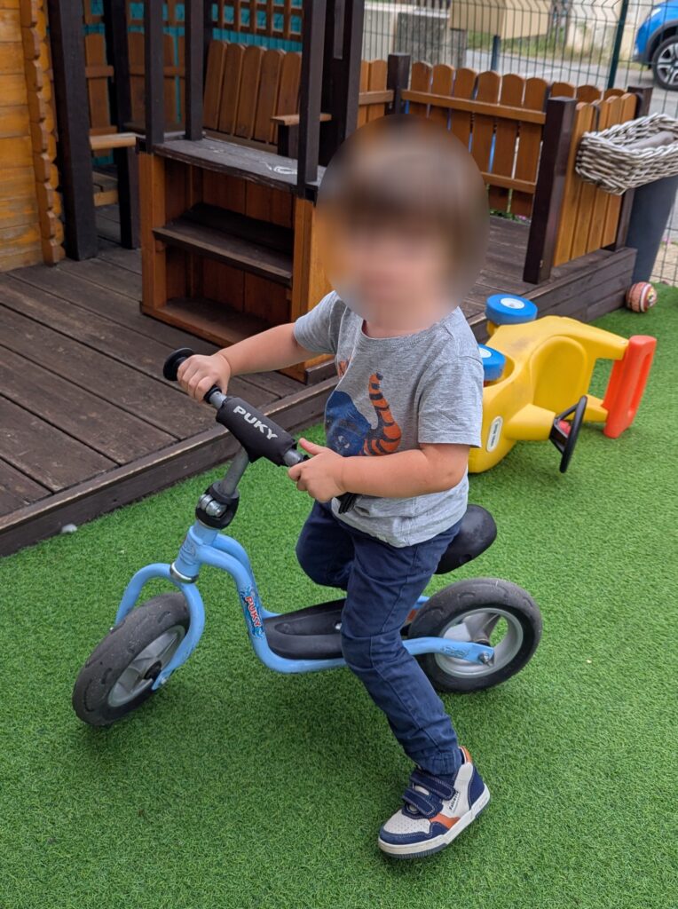 assistante maternelle colomiers enfant à vélo