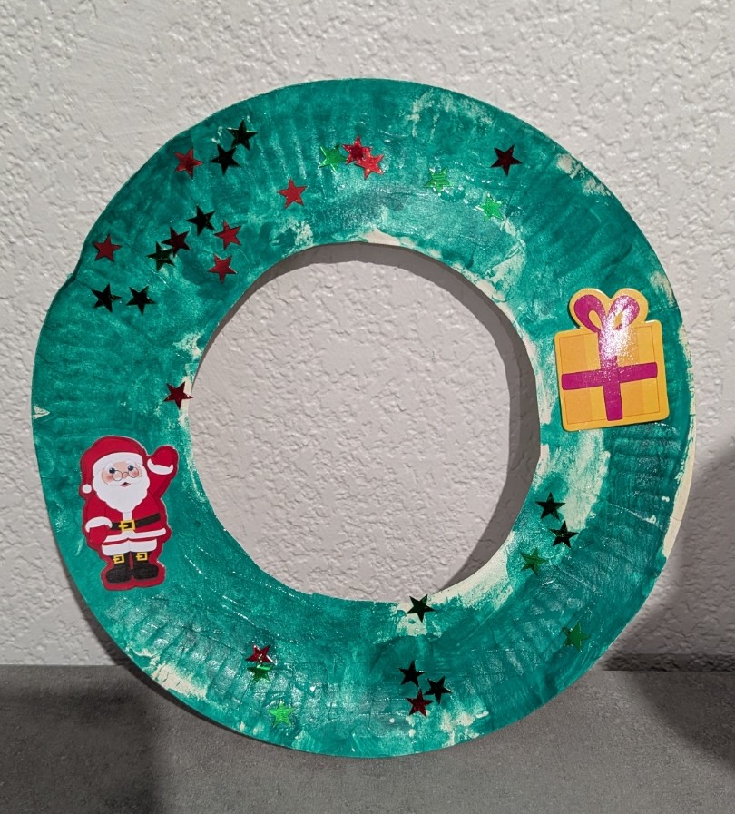 Notre couronne de Noël en peinture et petites étoiles