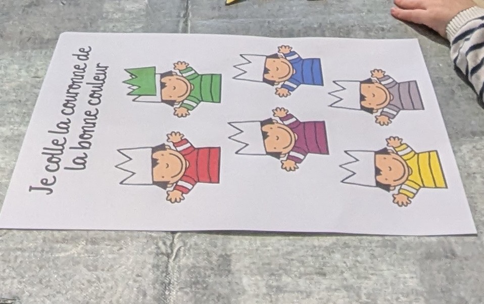 Couronnes et couleurs : un atelier plein d’attention